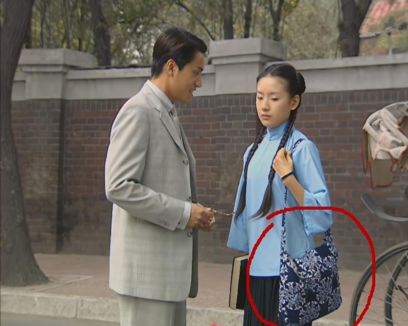 穿民国学生装，应该怎么搭配包包？看看《金粉世家》冷清秋就知道了。
#金粉世家#