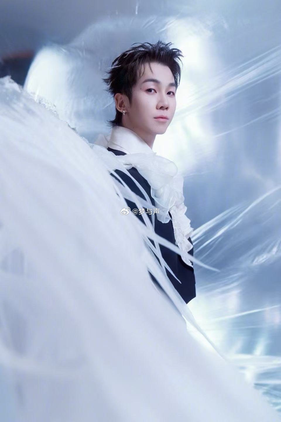 白举纲背了维密翅膀 谁能想到维密翅膀和白举纲这么适配！巨大的羽翼背上身，瞬间变身