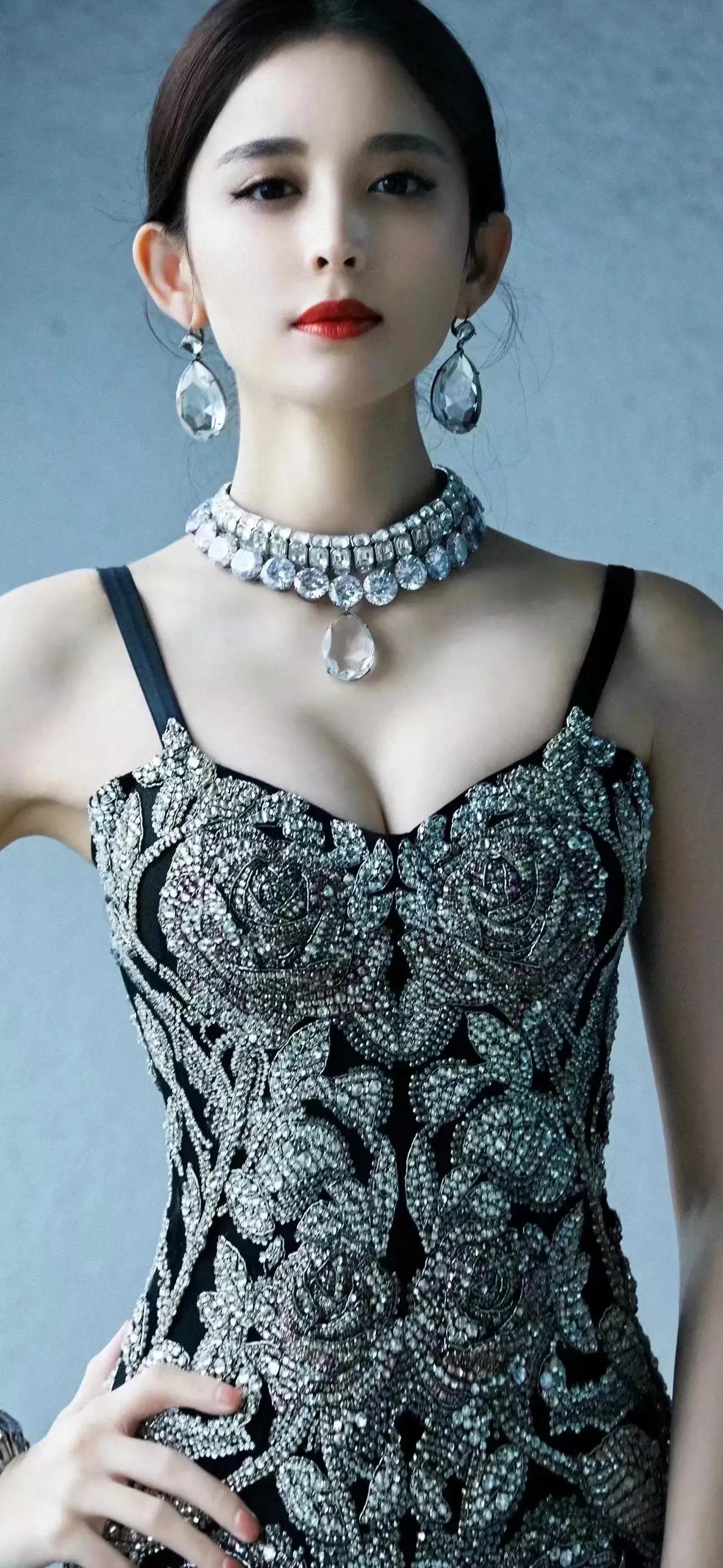 美人美图（221）
达人推荐 女主角唇泥