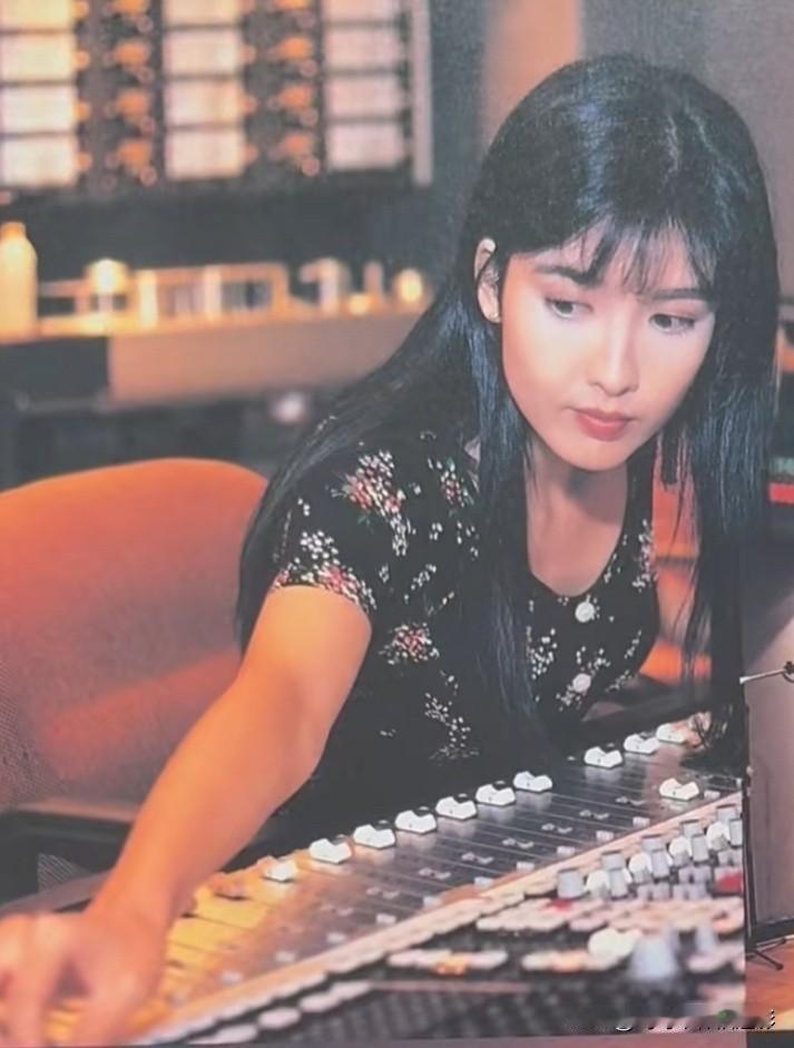 旧时光美人周慧敏📽️
指尖碰着调音键
耳机一挂，眼神软得像化了的糖
碎花裙裹着