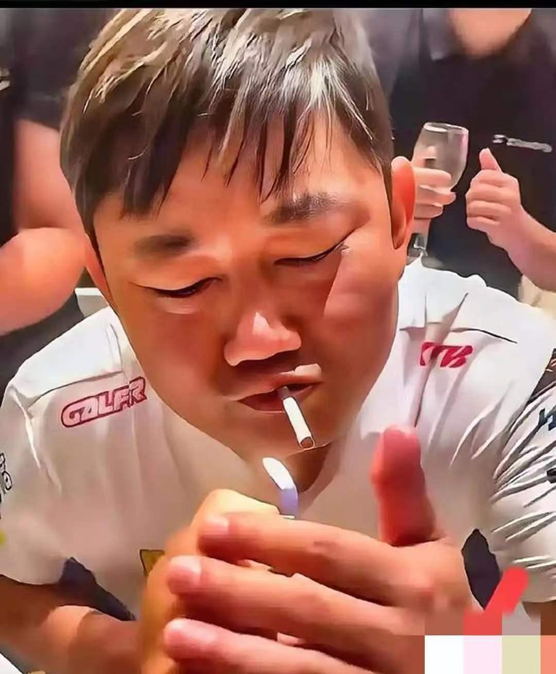 有人说，
在张雪机车干过，才知道张雪跟视频里完全是两个人。

镜头前他吹口哨递烟