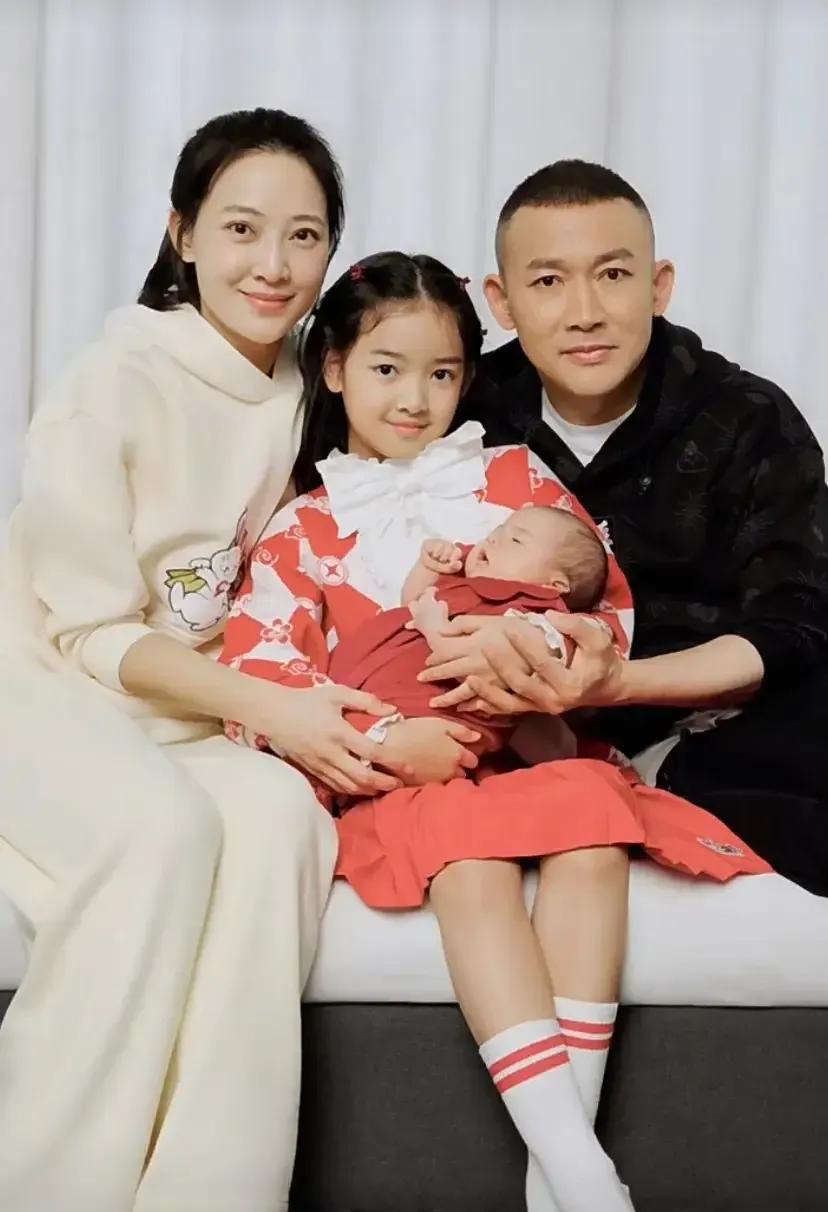 一家四口都是大眼睛，高鼻梁，真漂亮，真好看，真带劲，夫妻俩的漂亮基因没有浪费[赞