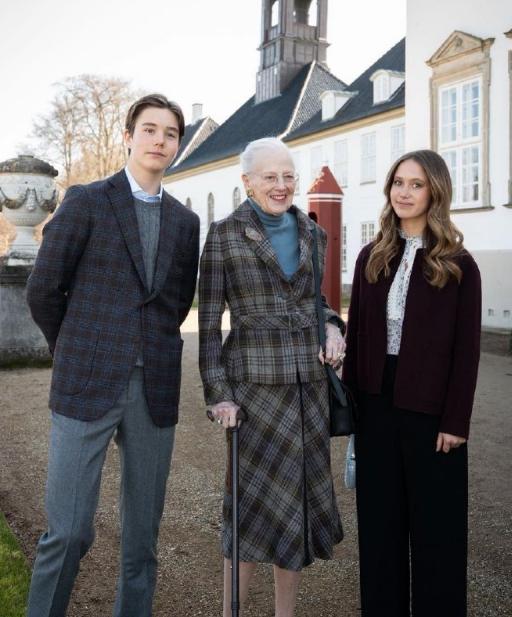 老年人最开心的事情，莫过于儿孙绕膝，丹麦女王玛格丽特二世带着文森特王子和约瑟芬公