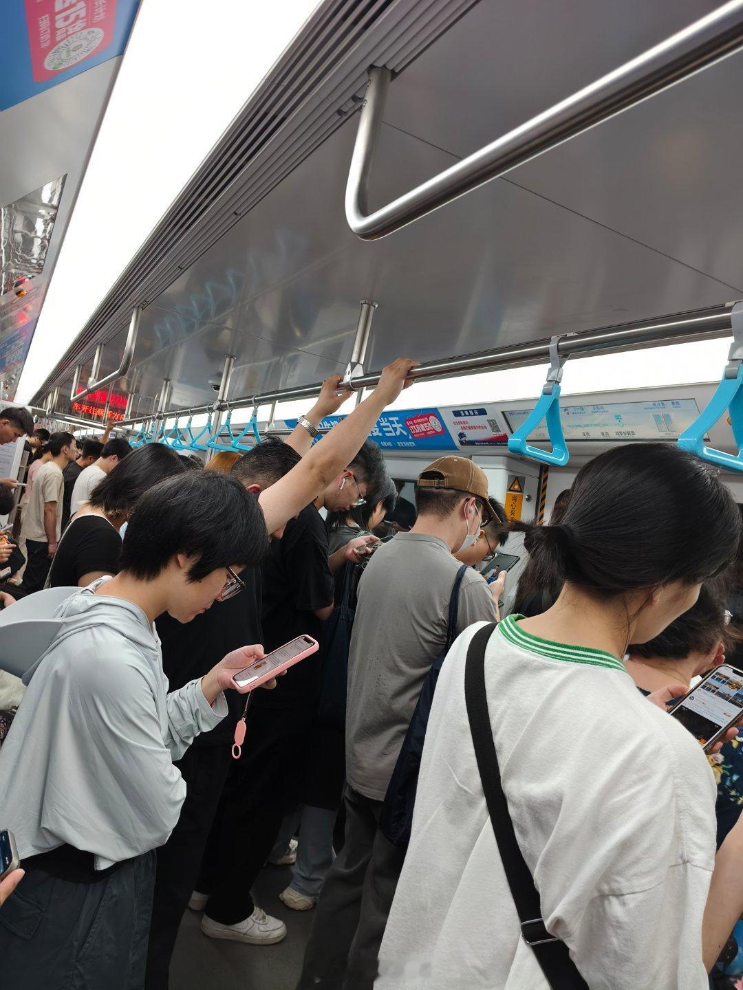 厦门地铁高峰期（严格来说这个点不算了）……也是人超多的。回福建5天，该出去干活了