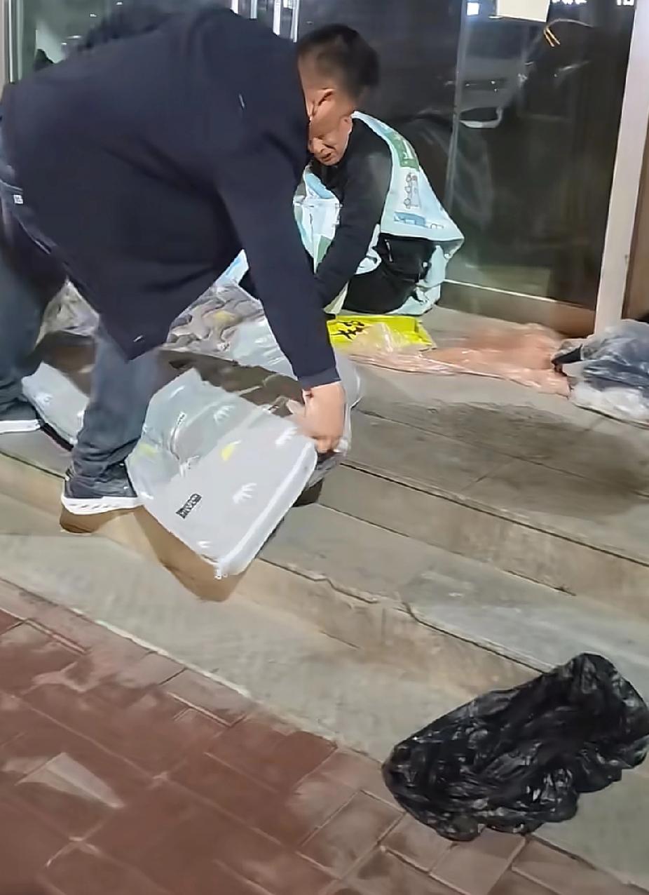 深夜时分了，丈夫突然从房间里，抱起被子和垫子就往外面跑，妻子追出去看到的一幕，却