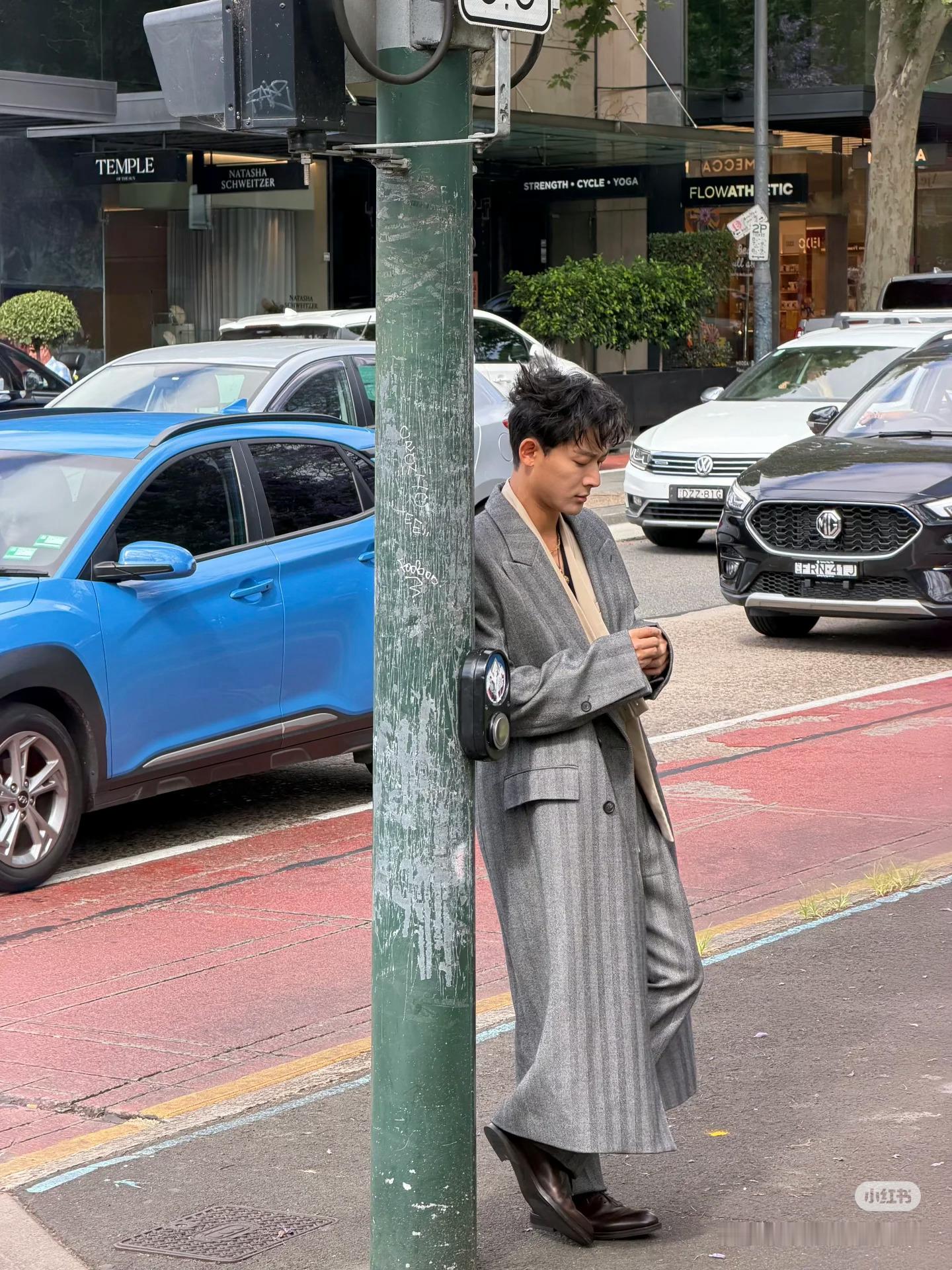 有网友悉尼偶遇张晚意拍摄！看见黑色深V了