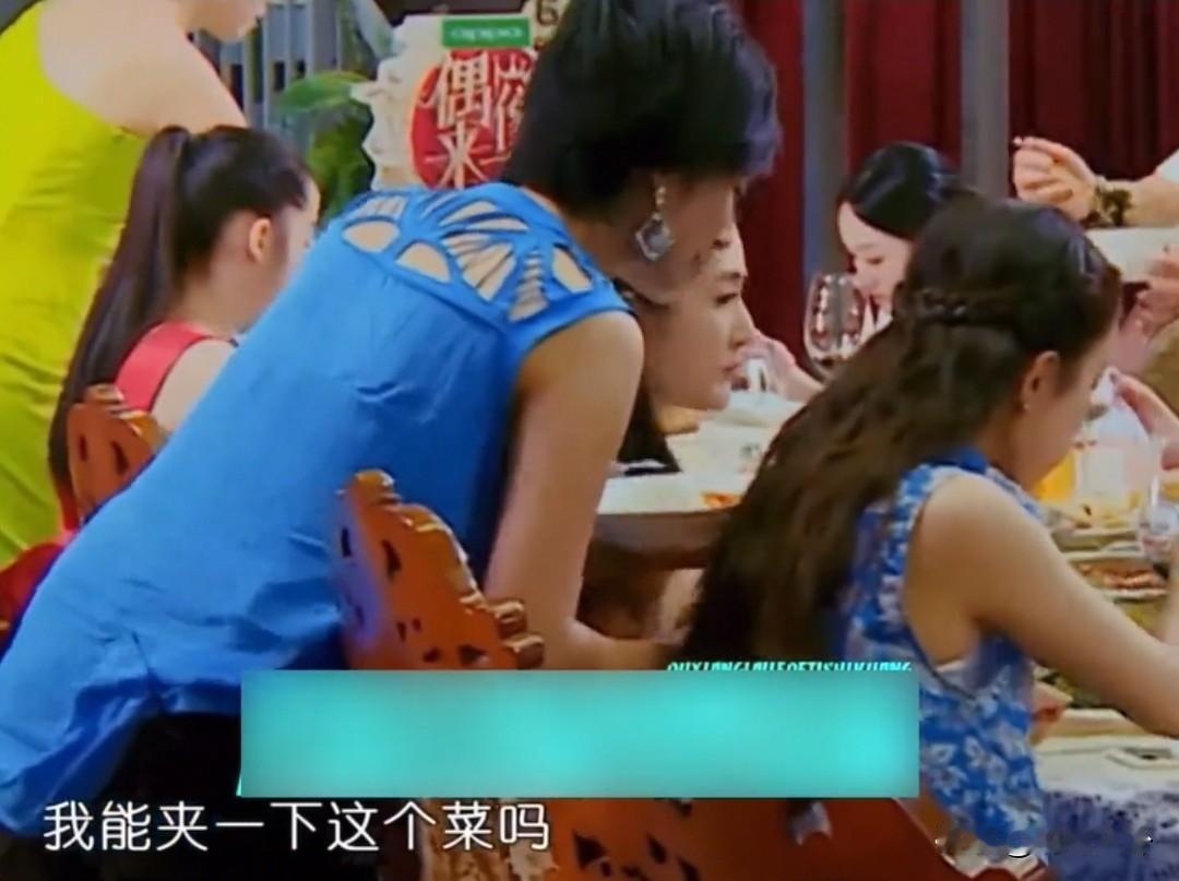 谢娜朱茵好幽默的对话[呲牙][呲牙][呲牙]朱茵心里知道说错话了，谢娜帮她找到台