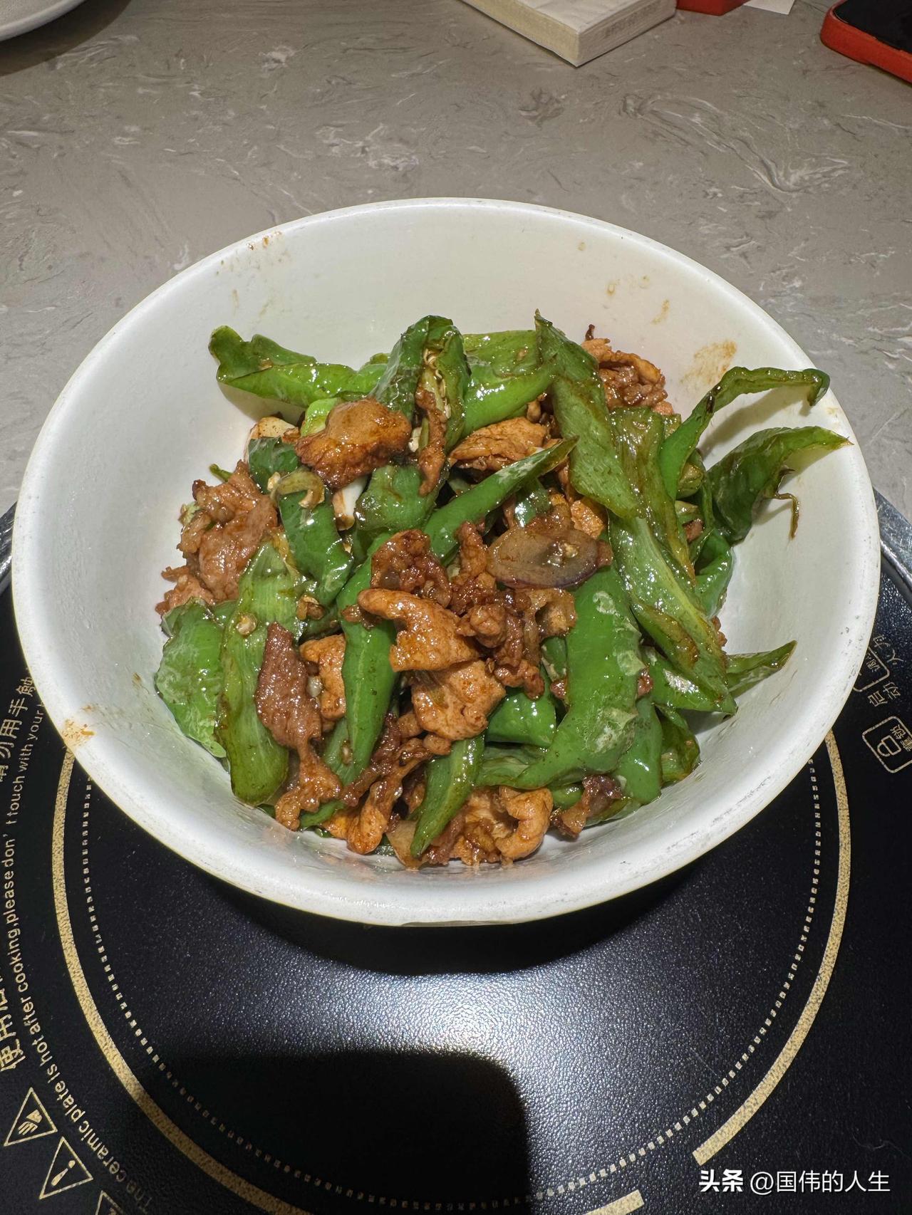 到了长沙，总得尝尝地道的湘菜。

如今湘菜早已开遍大江南北，可既然来了湖南的省会
