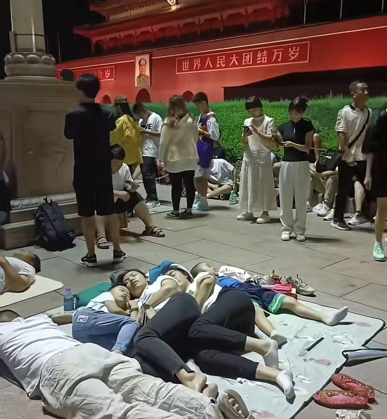 北京的温暖都在这里
很多人千里迢迢坐火车坐地铁坐飞机过来天安门看升国旗，选择席地