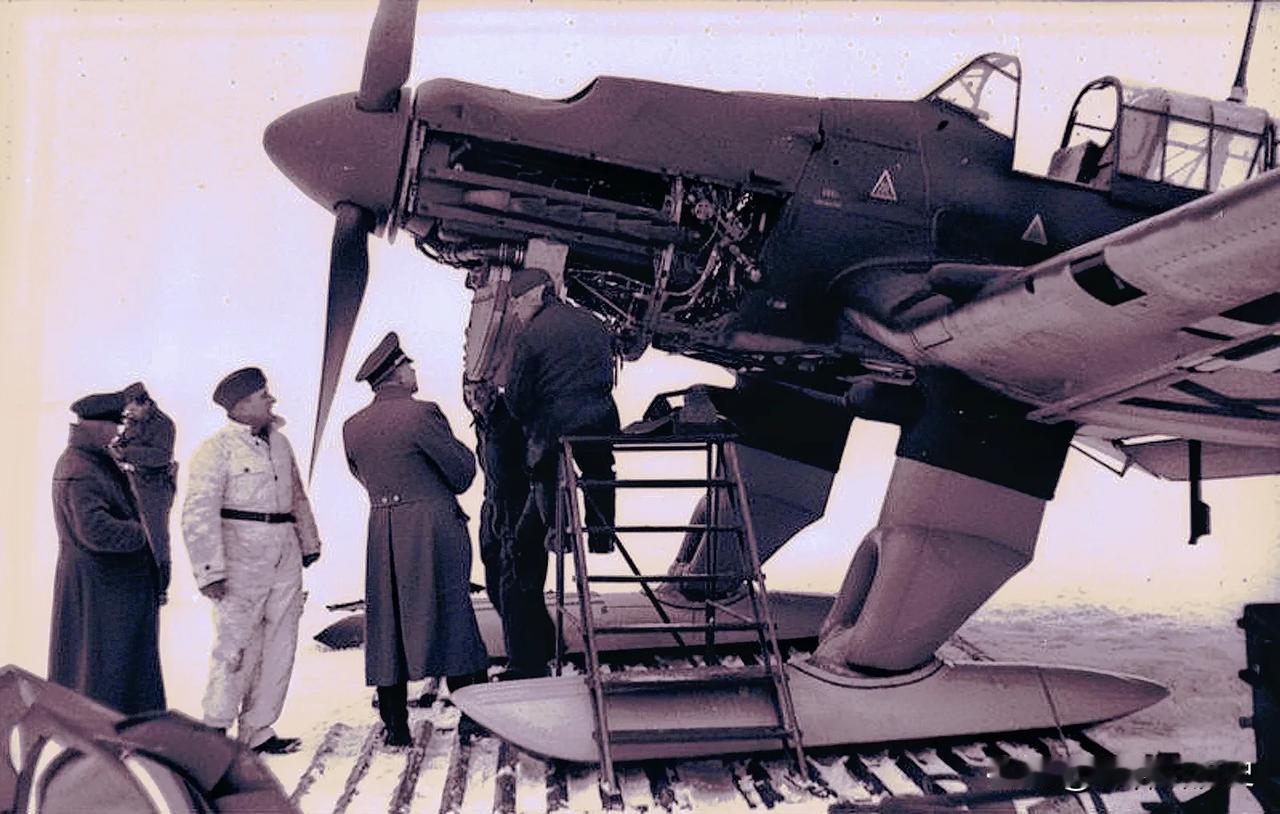 1941年12月22日，德国地勤人员正在维护一架装有滑雪起落架的Ju87B-2斯