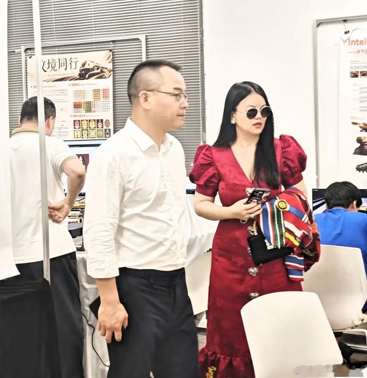 李湘现身湖南大学，一袭泡泡袖红色长裙，一直还是暴发户的审美！ 