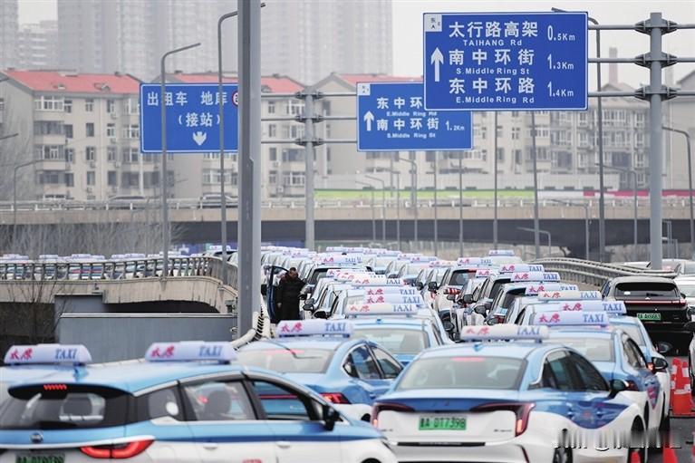 太原官方发布网约车风险预警，一组数据值得深思：
全市合规网约车4.1万余辆，持证
