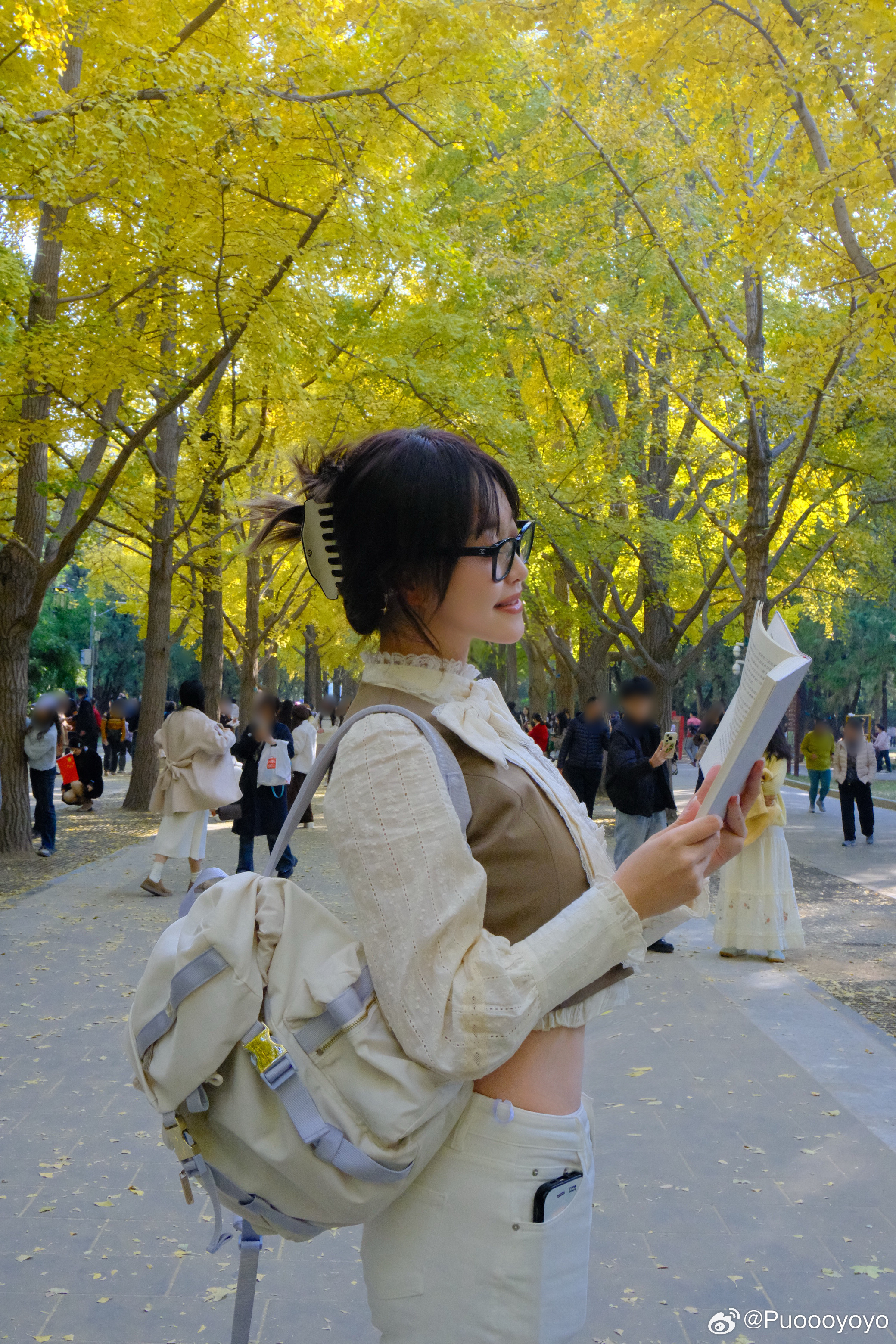 “我已不在地坛，地坛在我。“ 近日，“我与地坛”这个话题如秋日里一片翩跹的银杏，