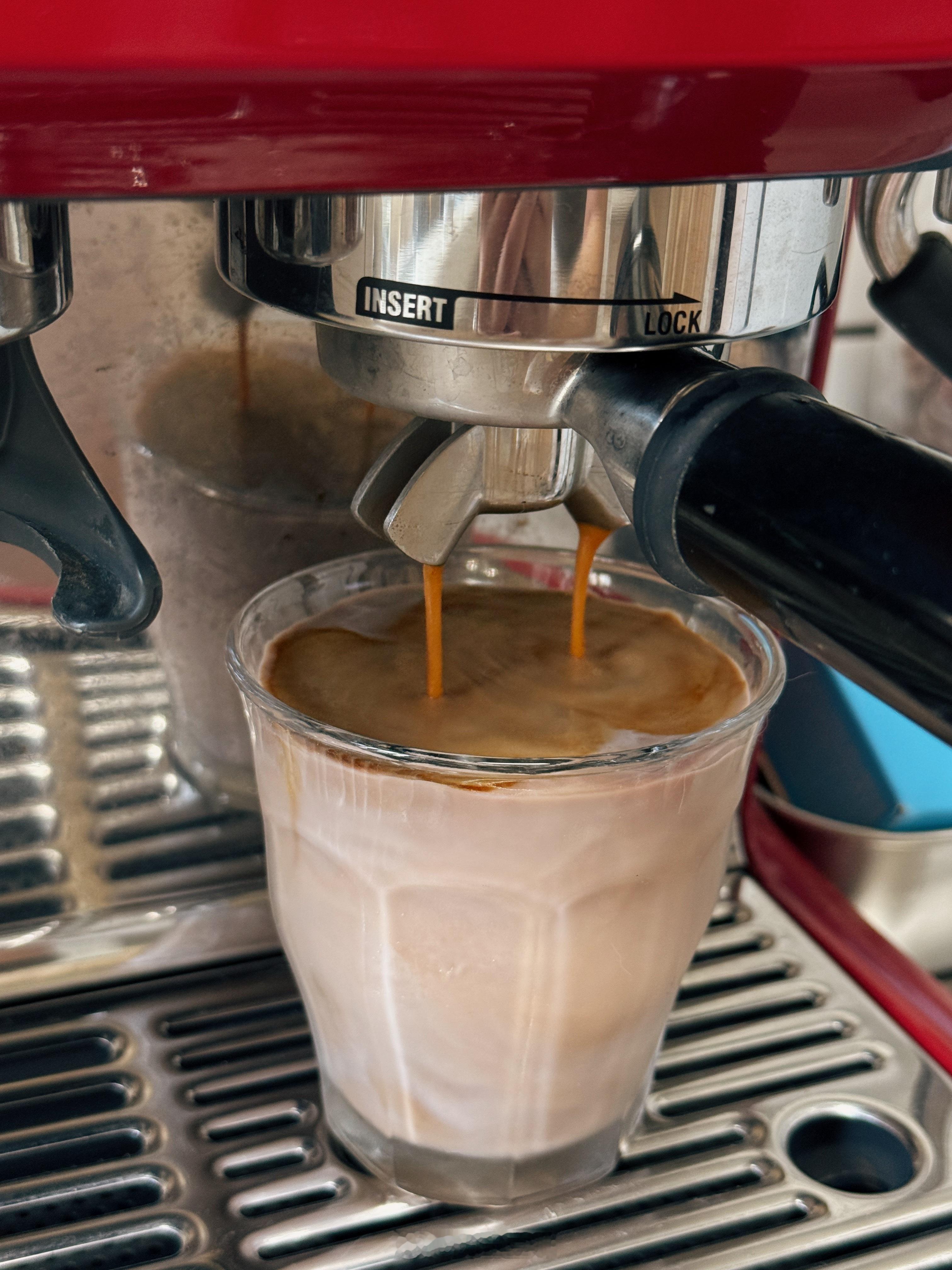 又在家捣鼓出一款好喝的，干酪普洱冰博克☕️这个组合层次感超绝！ 