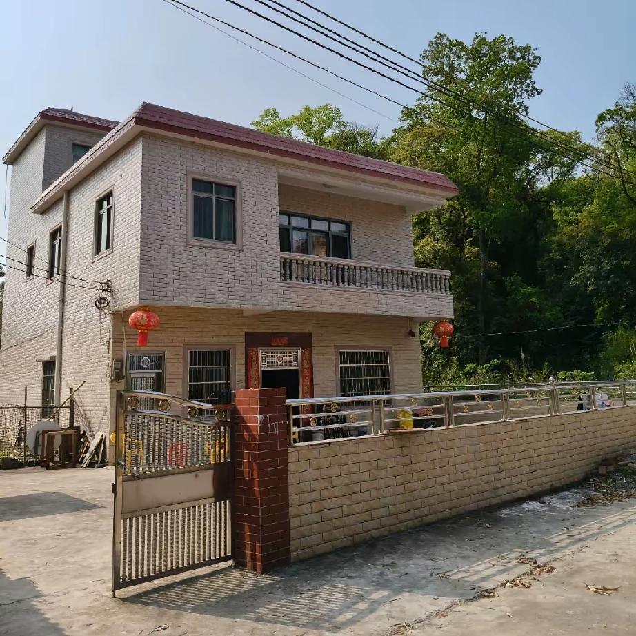 农村两样说不清的怪现象。咱乡下待久了，总能瞅见俩拧巴又普遍的怪事，家家户户都绕不