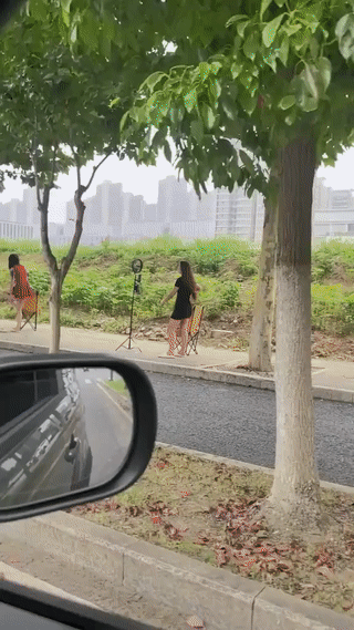 街头看到很多年轻女孩、小姐姐在马路边上非常卖力的直播跳舞？
也不知道她们一天直播