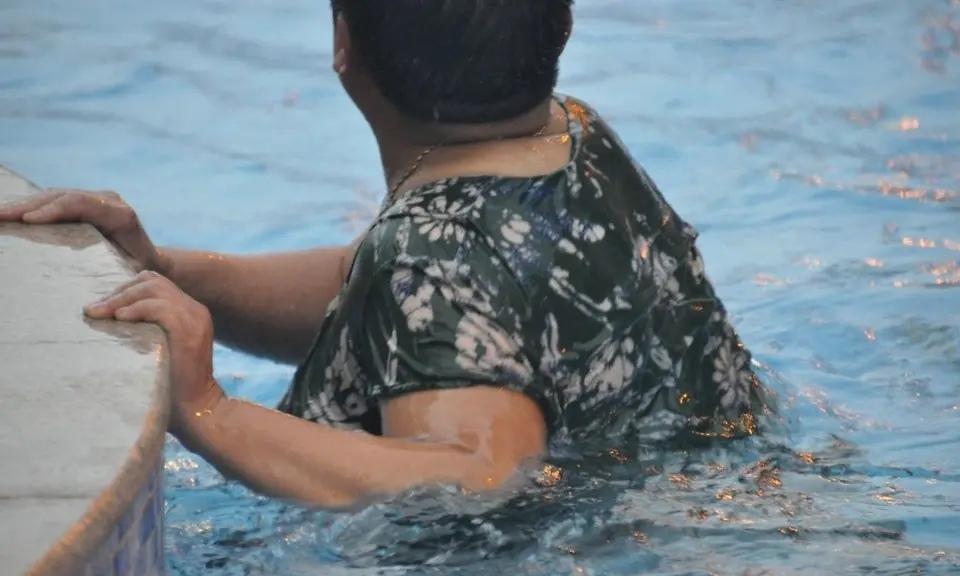 一个常来游泳的老太太被游泳池承包人给驱逐了，就是因为老太太在游池中撒尿，游泳池承