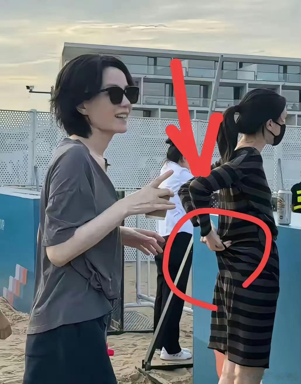 看到李嫣那张照片，说她买了一条连衣裙买大了，也没退也没扔，直接在腰上徒手打了个结