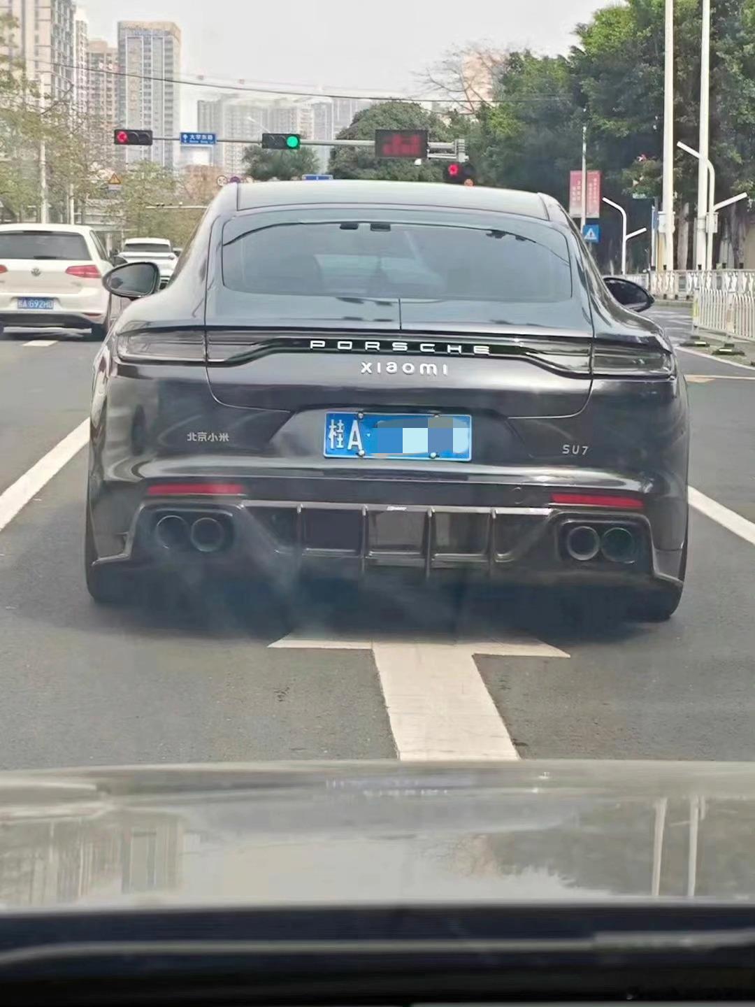 看来保时捷车主很想开小米SU7了[笑cry] ​​​