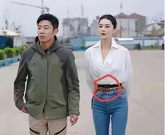 这是一种新时尚吗？双腰带不勒吗？你觉得呢？