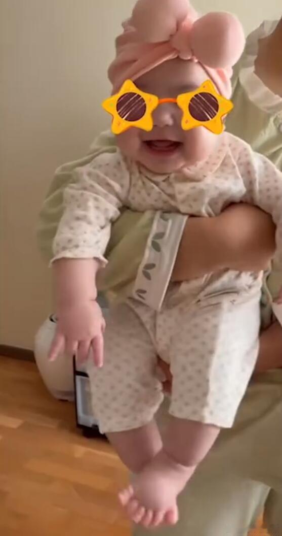 白举纲宣布当爸女儿胖嘟嘟的好可爱啊，一看就是在爱里长大的，恭喜小白！ 
