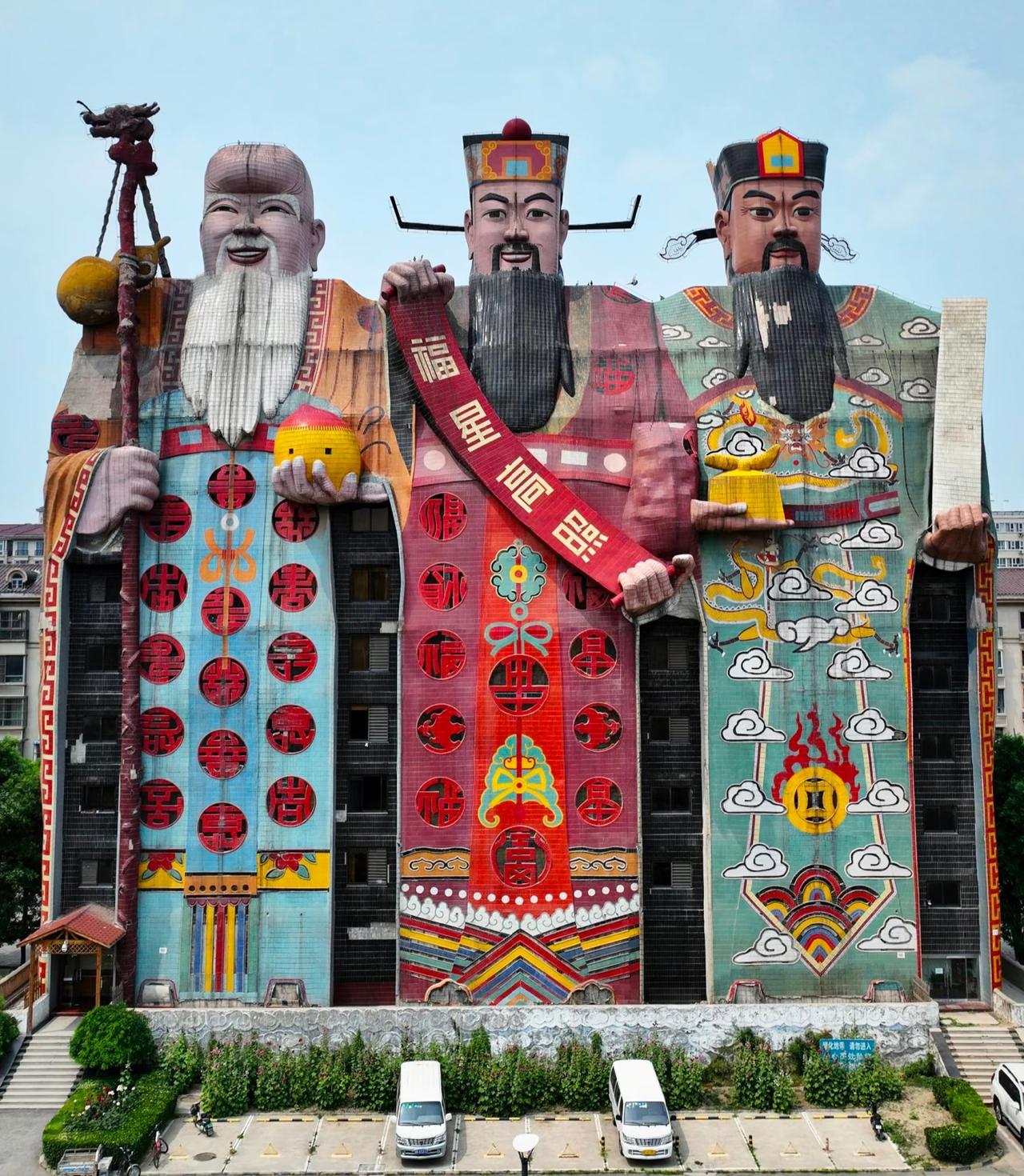 这种酒店你们敢住吗？
它曾入围过我国十大丑陋建筑，
但另一纬度上又被评选为
中国