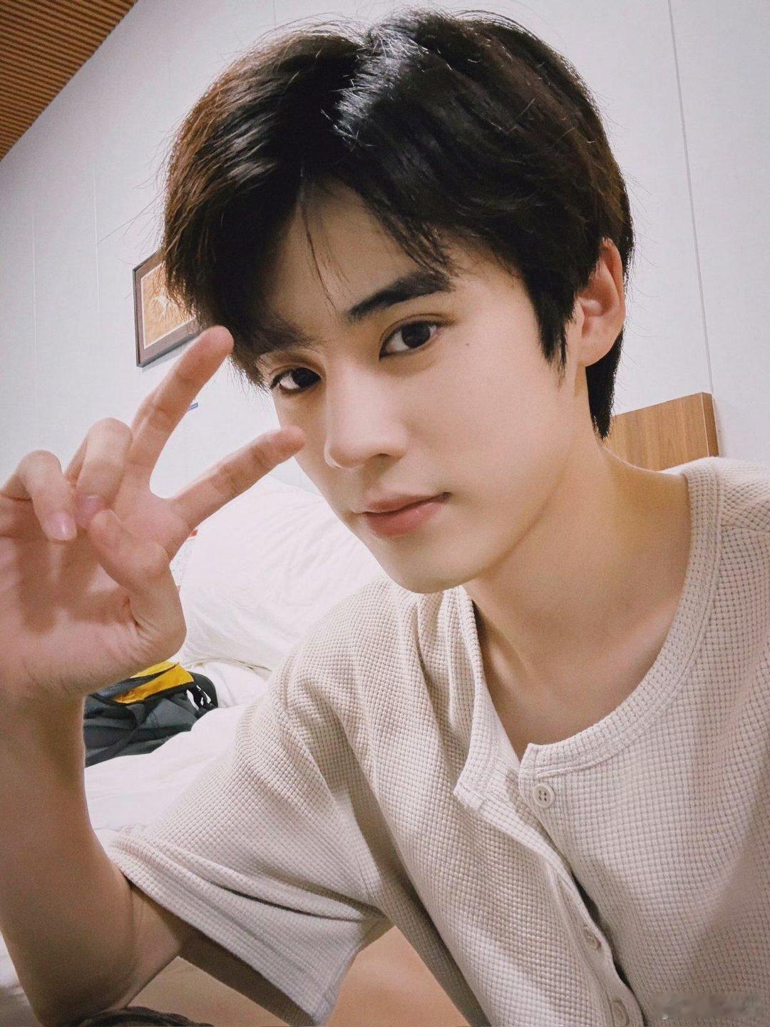 其实不是初恋今日收官哪个女孩不想遇到自己的向南风呢？不是那种会买热搜告白的霸总，