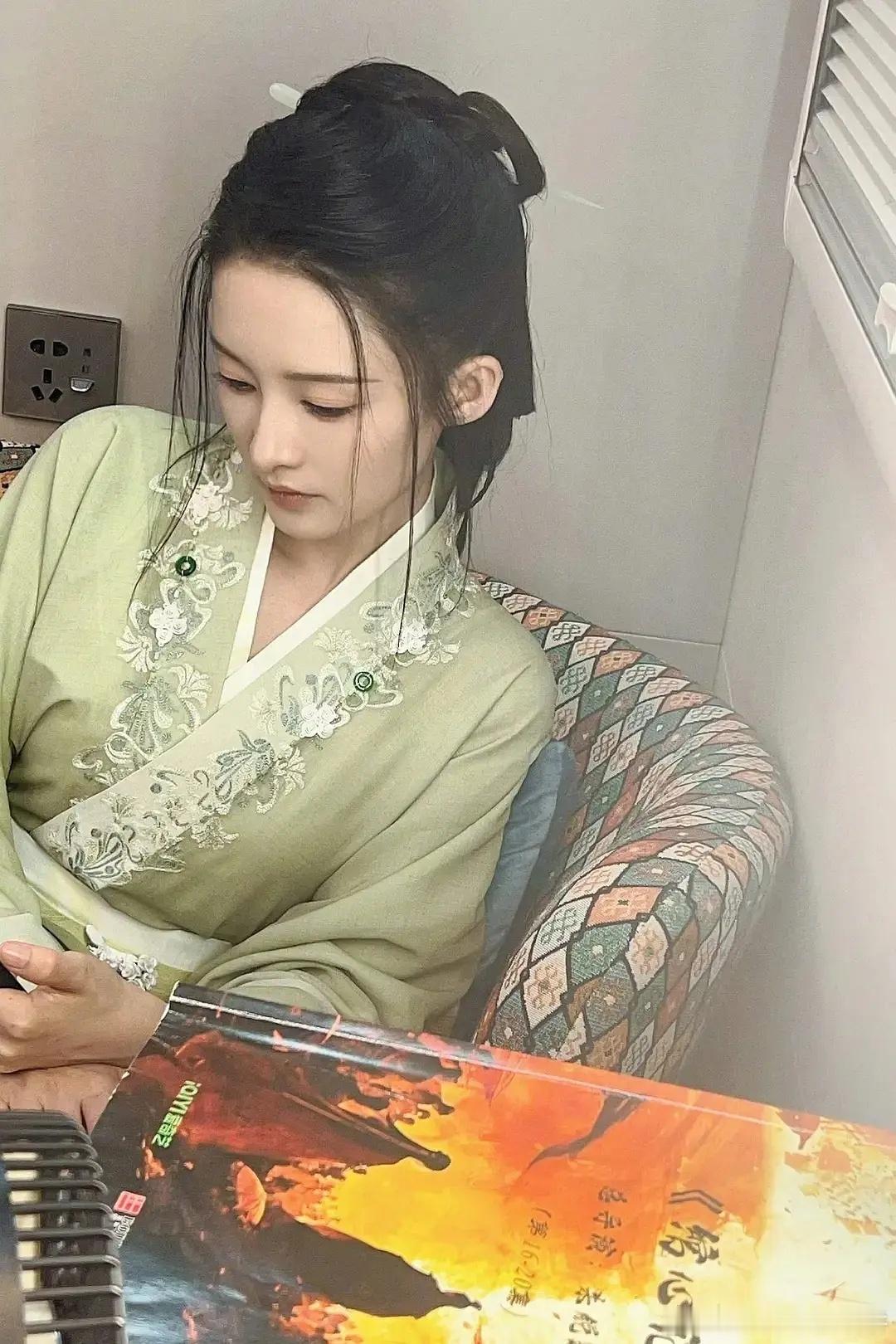 李沁最近营业简直转性了 以前完全是看都不想看一眼的程度～ ​​​