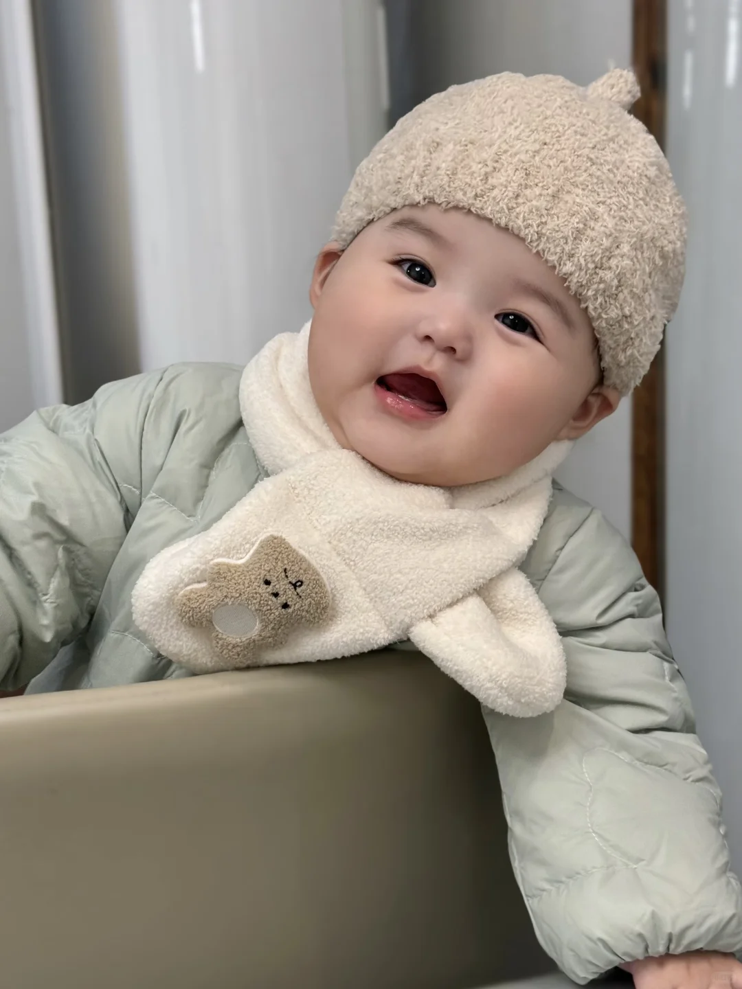 好喜欢我的胖宝宝，真像一个小手办呀～