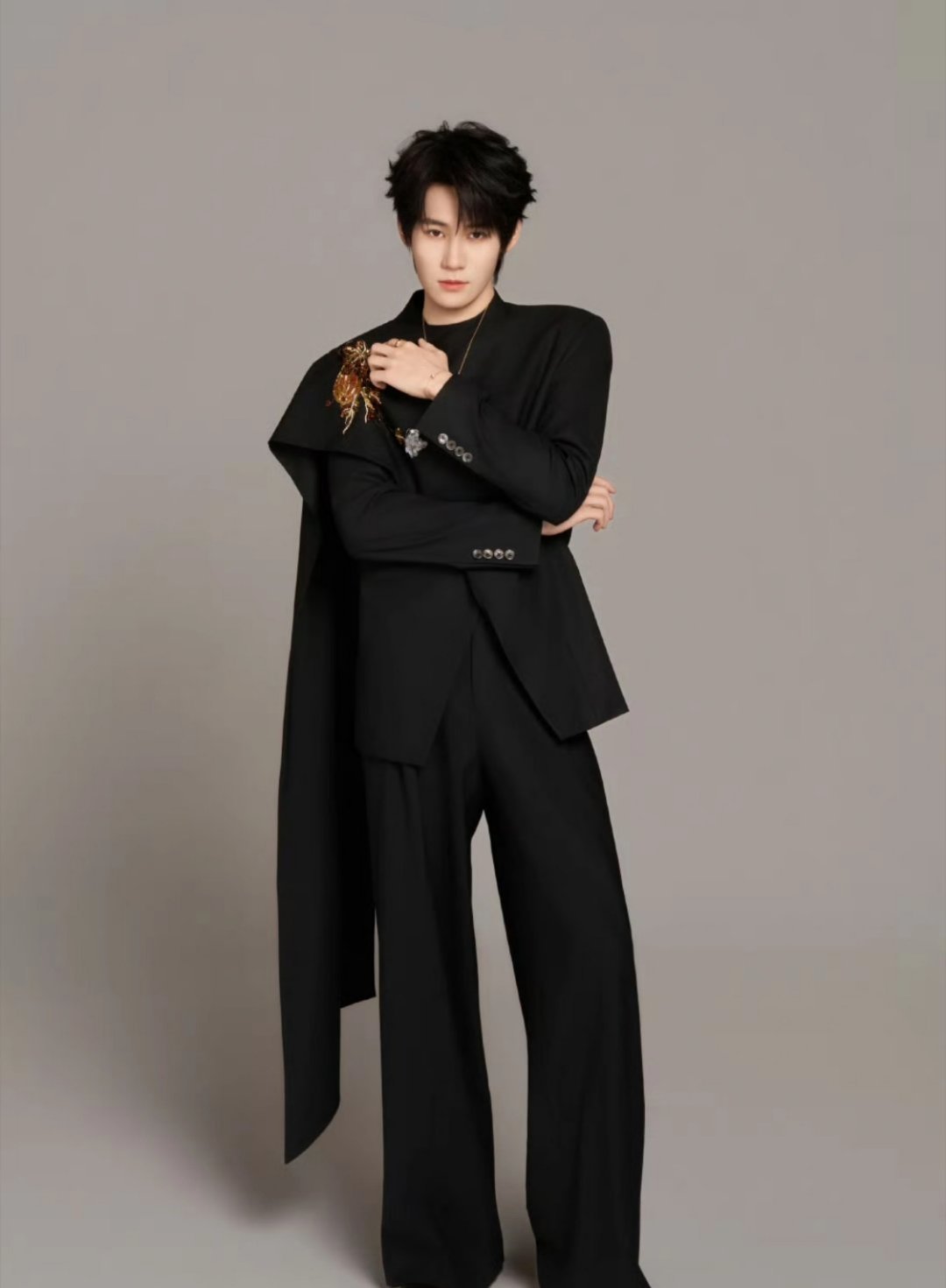 张真源它很犟所以得蘸酱娱乐圈最不缺的就是一夜爆红的人，但能走得远的，往往是那些清