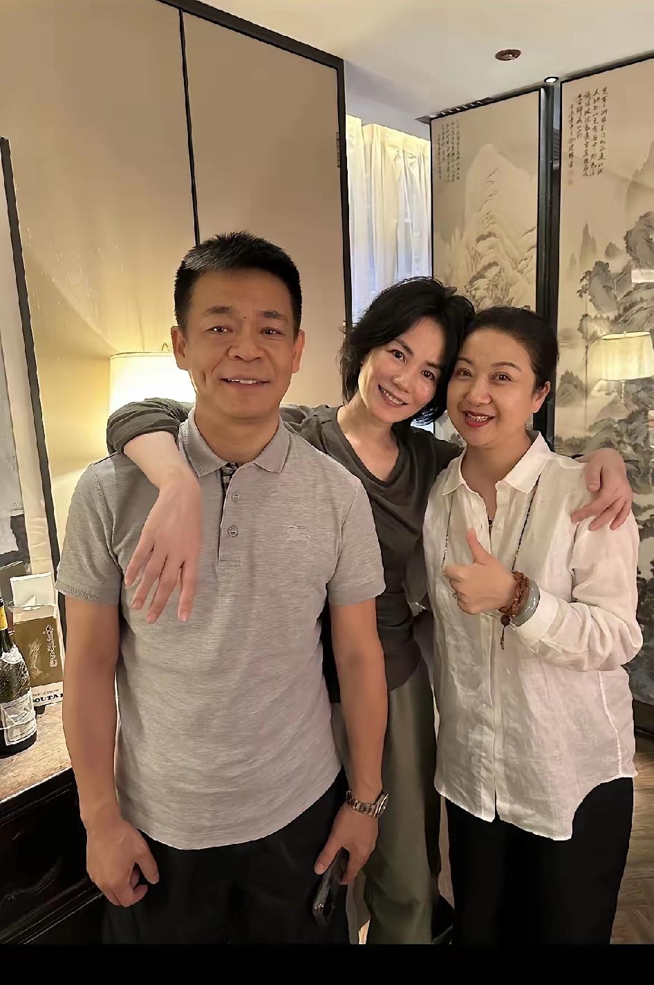 看了这张孙浩和王菲等人的合影，才明白两人友情很好，难怪网上说，《主角》导演说想请