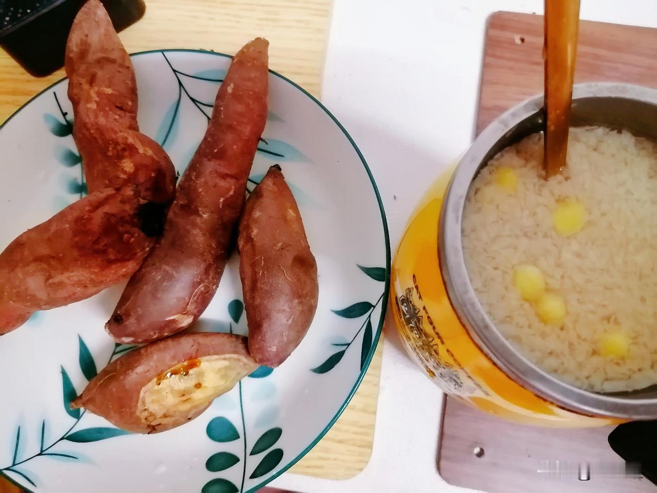 早中餐:烤红薯，麦片粥。

早上一边写两篇头条小作文，一边用空气炸锅烤红薯，同时