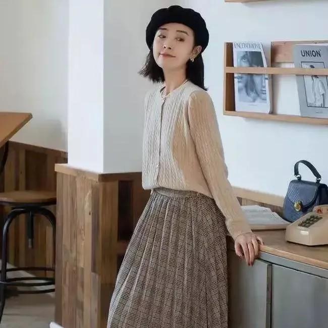 书香盈袖，静候佳人。书香少女照 书香红袖 粉裙书香 书香范十足 林中书香少女 书