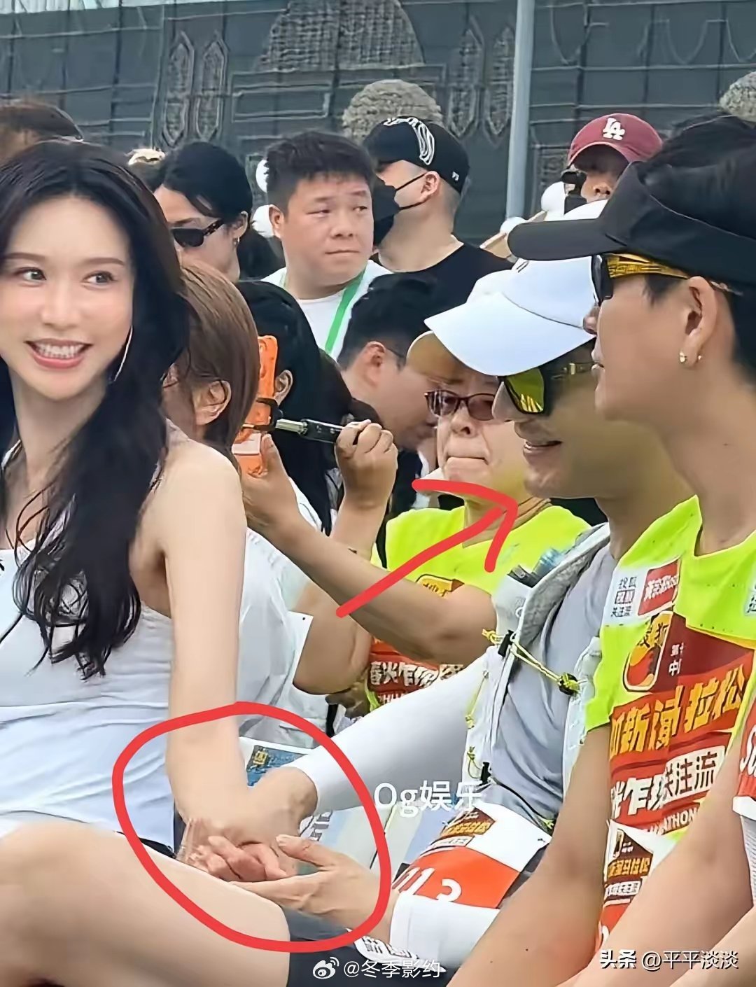 林志玲参加马拉松我忍了，黄晓明参加马拉松我也忍了，忍不了的是，黄晓明紧紧的握着林