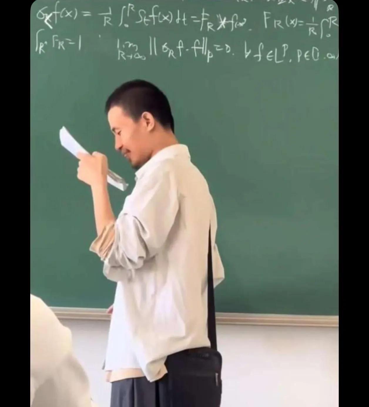 他不怎么吃荤，素菜为主食
它不怎喝开水，矿泉水为主
他不和女说话，自己一人行
