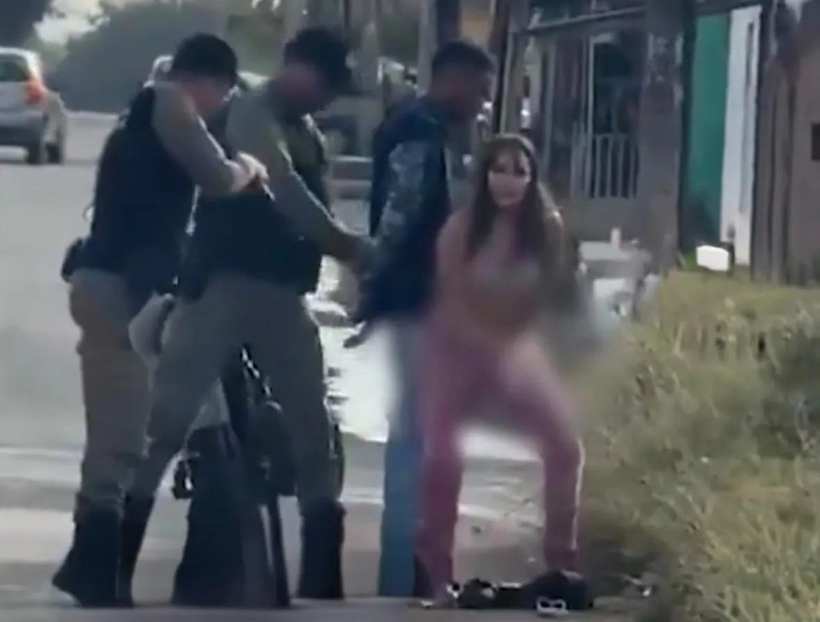 影视作品裤裆藏雷被诟病，巴西女裤裆掏枪震惊军警！

这两件事，一个来自影视创作，