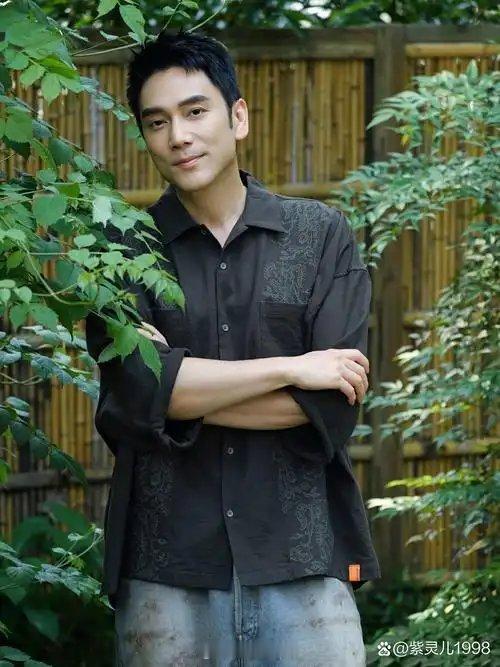 55岁林依轮从林叔变林哥林依轮在安徽教小孩唱歌做公益 55岁活成“林哥”模样，不