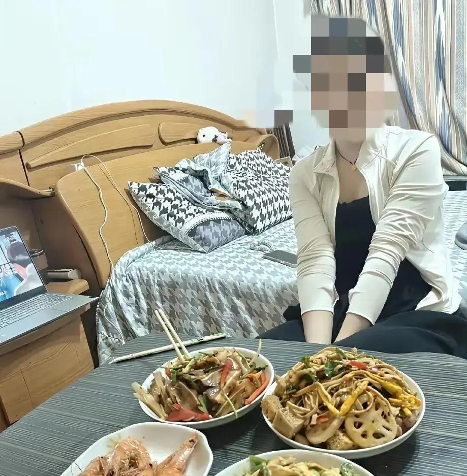 退休老教师刚丧偶，退休金一万多，立马成了相亲圈顶流。
十来个女人排队见面，最后四