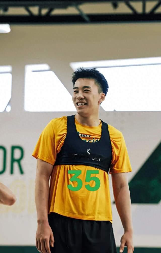 半年国篮改造！王俊杰回归NCAA遇难题，两套体系彻底冲突