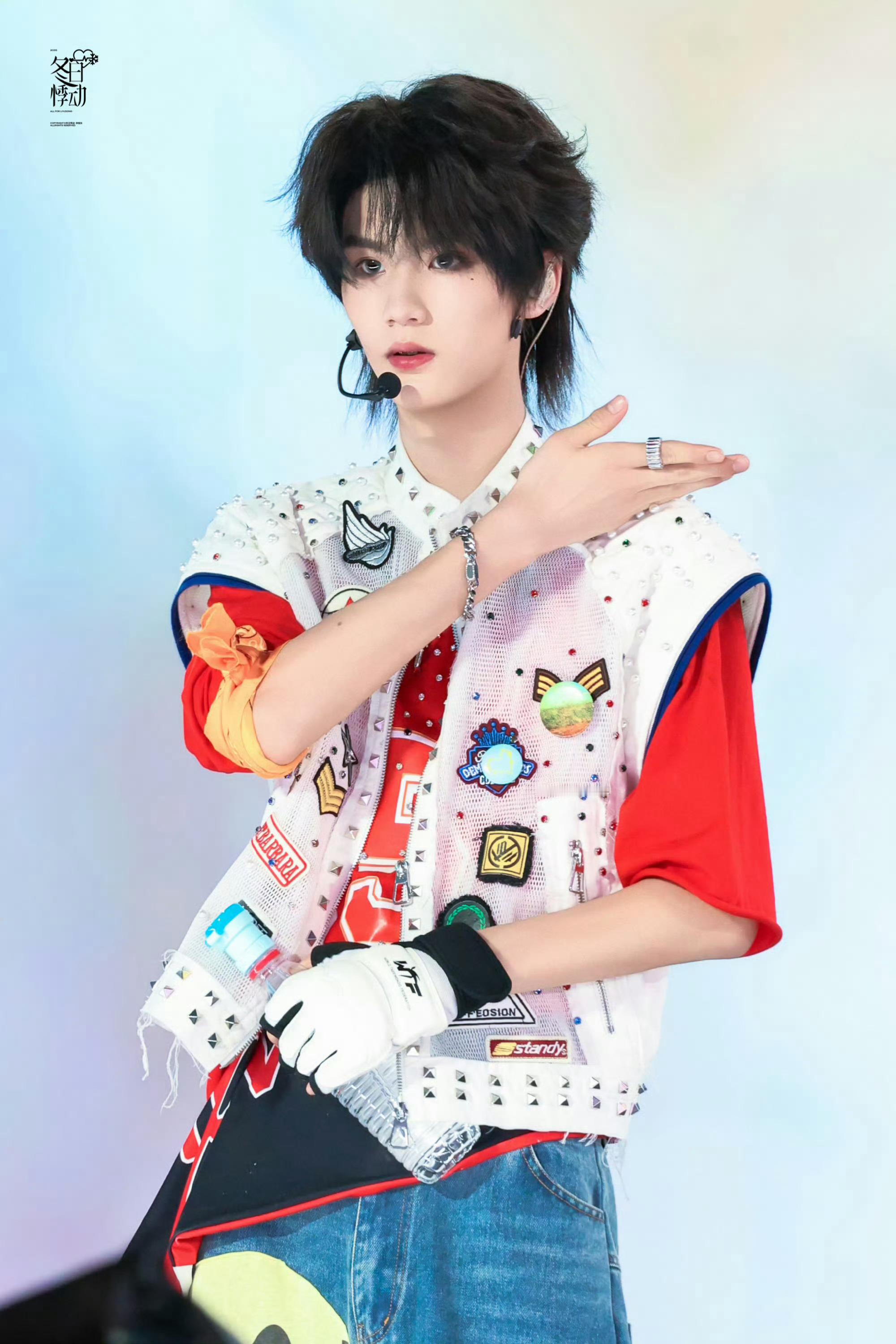 李煜东爱豆成熟体才十四岁的李煜东身高就已经来到180cm，宽肩窄腰加上优越立体的