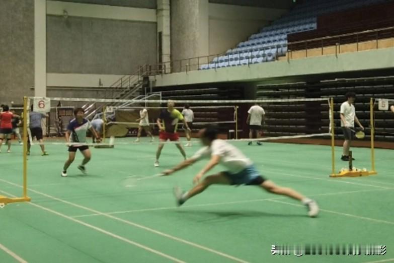 学羽毛球真的很难吗?身体协调性、柔韧性，真的很重要。