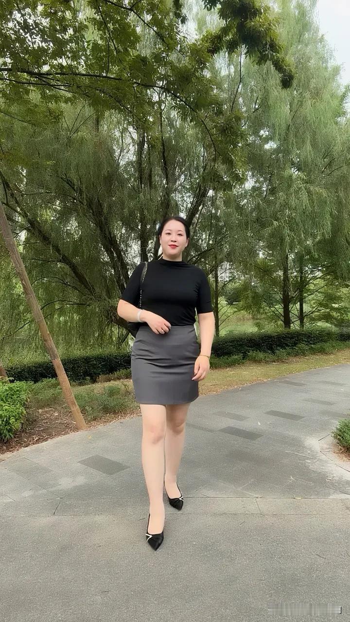 通勤穿搭日常，林间闲行，得体即是风景。