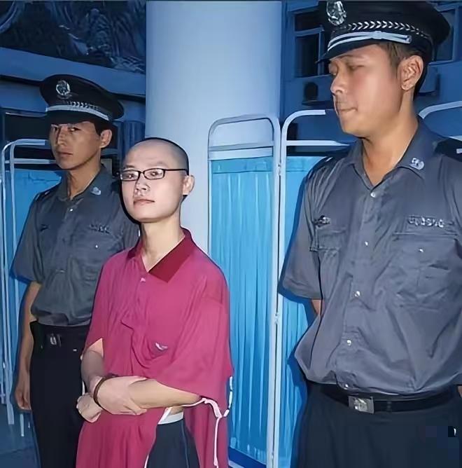 长沙，一个25岁的女老师，陆灿昱，被自己当成弟弟的敖力骗进一间不到四平米的出租屋