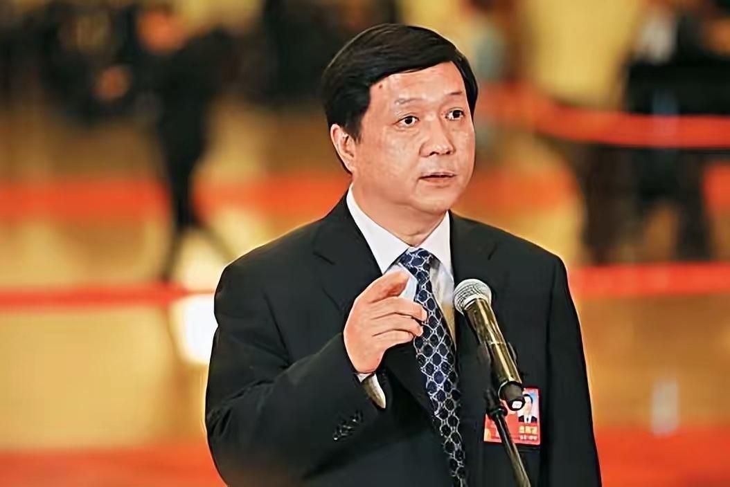 就在这两天，中科院的官网上，有个变化不简单：歼 - 20 的总设计师杨伟，简历被