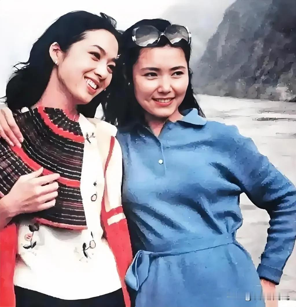 这两位美女我不认识，但看这气质，这长相，像是八十年代的女明星。

时尚是个循环，