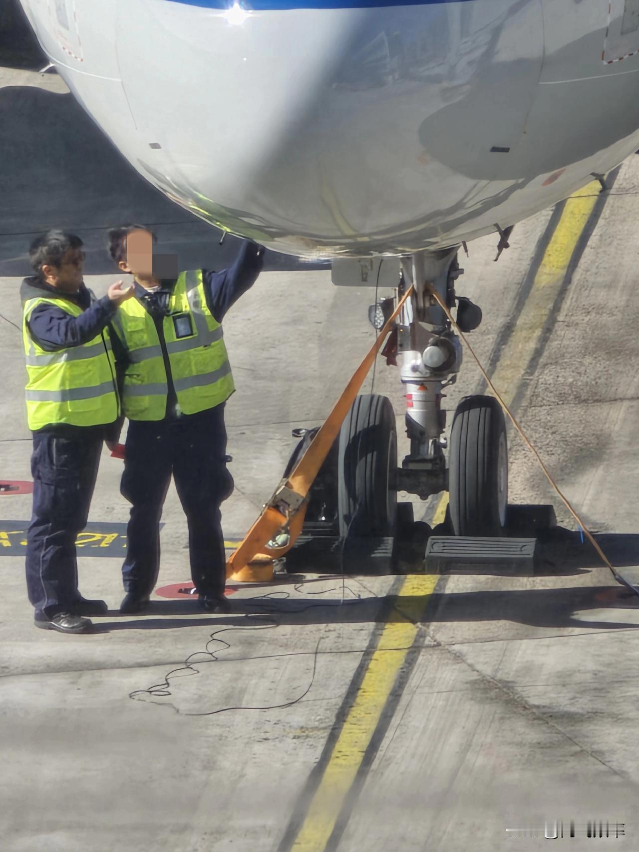 现在的机长真年轻 看着也就二十多岁 。外国都是老大爷银发机长 大叔机长 最年长飞