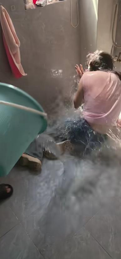 活该！这是出轨的下场。妻子出轨被丈夫发现，没吵，没闹，没打，趁妻子上洗澡间，掂了