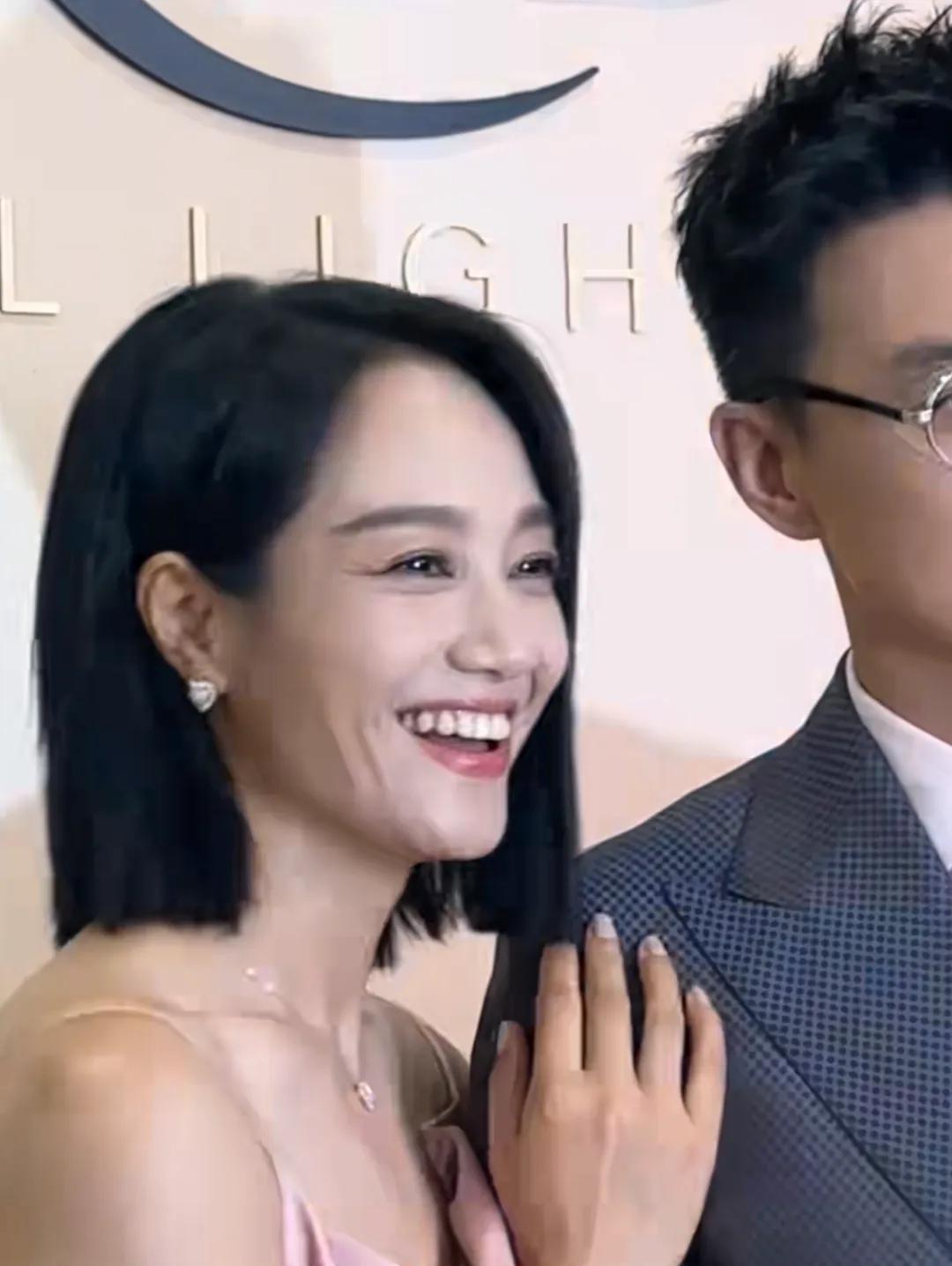 一看就是真爱，眼里有光！[比心]