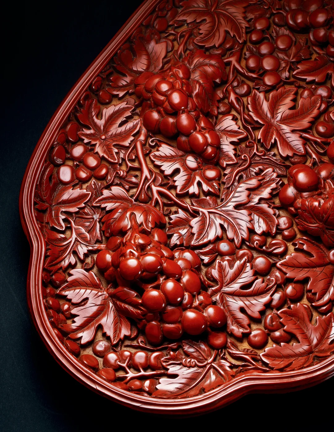 元 剔紅高浮雕葡萄紋海棠式盤