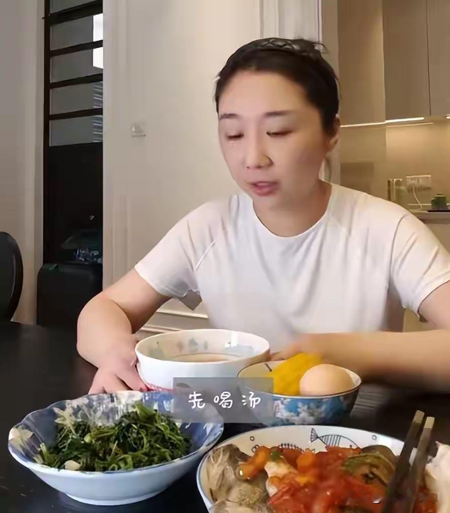 傅首尔在减肥，她说，你可以活的漂亮，从容自信，站在自己这边，吃饱，睡好，身心健康